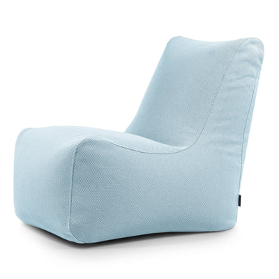 Un sillón moderno, sin brazos, con una tela texturizada de color azul claro y un asiento bajo y ancho.