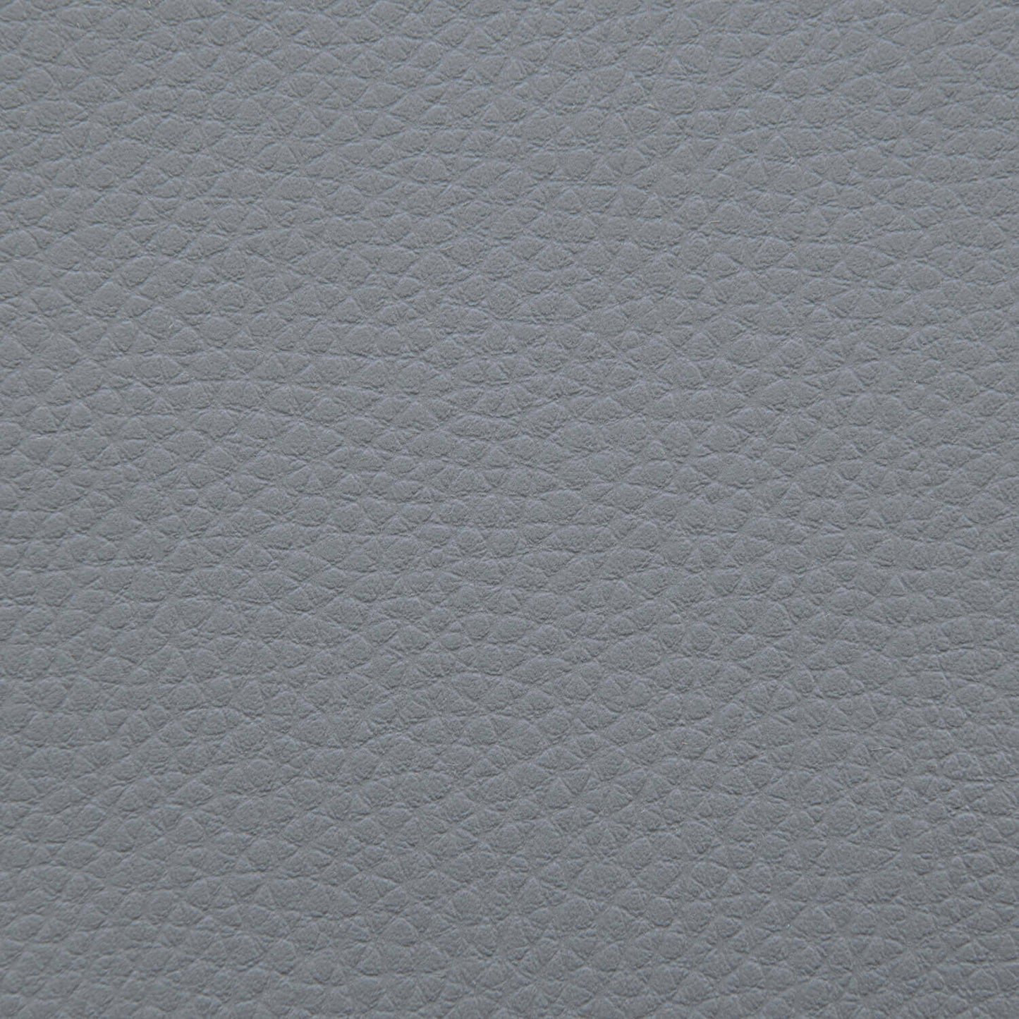¡Detalle de la superficie de piel gris texturizada del Pouf Up! Outside - uso exterior, que presenta un patrón de grano fino elegante y duradero, perfecto para un puf de exterior.