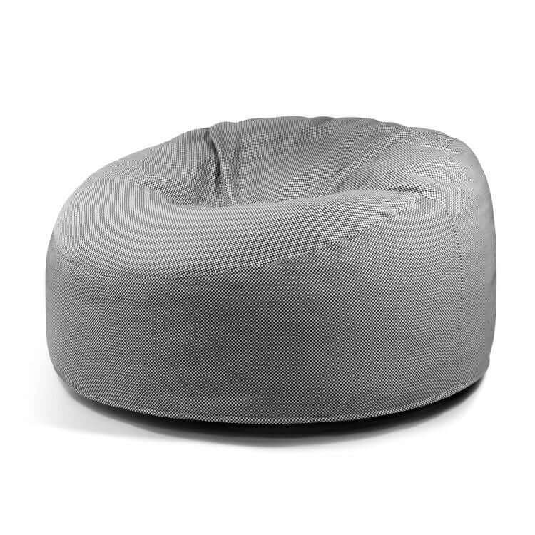 El Foam Bean Bag OM 110 Barcelona, un asiento grande y redondo de color gris con superficie de tela texturizada, se muestra sobre un fondo blanco liso.
