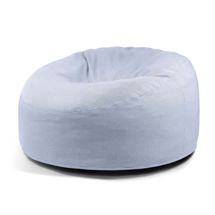 El Foam Bean Bag OM 110 Barcelona es un sillón redondo de color gris claro con una funda de tela texturizada que proporciona un asiento ergonómico -perfecto para relajarse- sobre un fondo blanco.