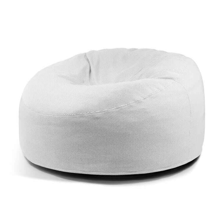 El Foam Bean Bag OM 110 Barcelona es un sillón redondo de color gris claro con una superficie de tela texturizada, que ofrece un confort de asiento ergonómico. Este puff gigante se muestra sobre un fondo blanco.