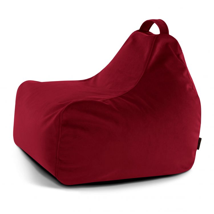 El Bean bag Game Barcelona, un sillón rojo de forma cuadrada con respaldo alto y asa superior, es perfecto para añadir comodidad y estilo a cualquier mobiliario infantil.