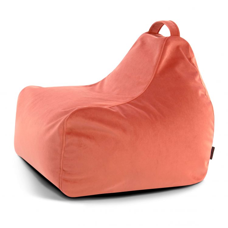 El Bean bag Game Barcelona de terciopelo coral cuenta con un respaldo alto y asa superior, ideal como mobiliario infantil. Perfecto para espacios infantiles, aparece sobre un fondo blanco liso.