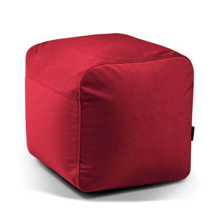 Un puf de terciopelo compacto y ligero -PLUS 50 BARCELONA (50×50×35 cm)- añade un acento moderno y funcional a cualquier dormitorio o salón, aquí en rojo sobre fondo blanco.