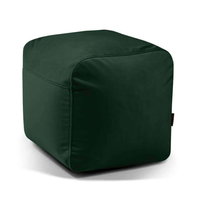 El Pouf cuadrado de terciopelo compacto y ligero 50×50×35 cm PLUS 50 BARCELONA aporta un toque moderno y funcional como elegante otomana, destacando sobre un fondo blanco en cualquier dormitorio o salón.