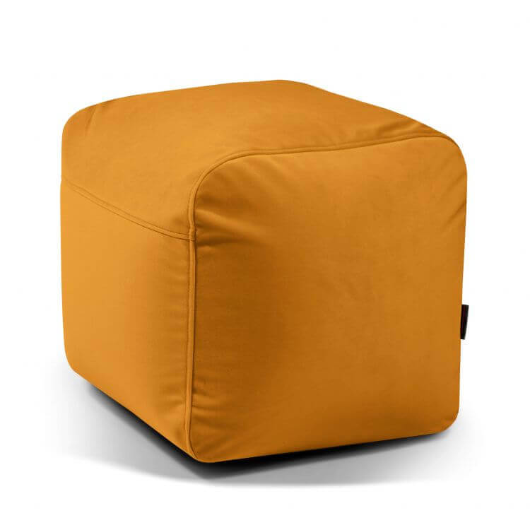 El Pouf cuadrado de terciopelo compacto y ligero 50×50×35 cm PLUS 50 BARCELONA, en color mostaza y esquinas redondeadas, es un asiento funcional y moderno para dormitorio o salón, presentado sobre fondo blanco.