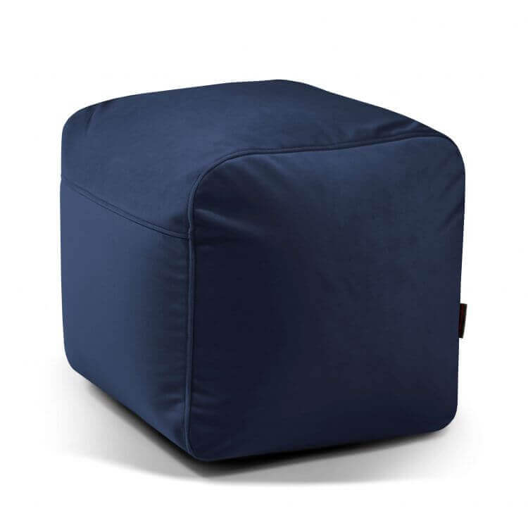 Un Pouf cuadrado de terciopelo compacto y ligero 50×50×35 cm PLUS 50 BARCELONA de color azul marino se asienta sobre un fondo blanco, ofreciendo un asiento funcional y moderno para dormitorio o salón.