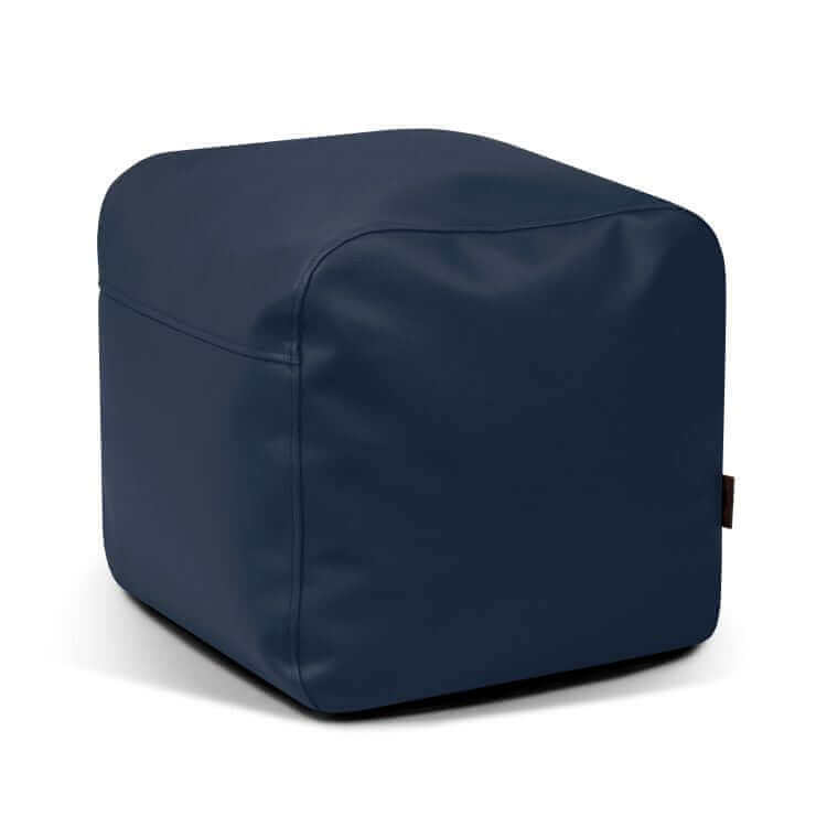 El Pouf Plus 50 Outside es una otomana azul marino con forma de cubo y tapicería lisa en símil piel para un asiento cómodo, diseñada para exteriores y mostrada sobre un fondo blanco liso.