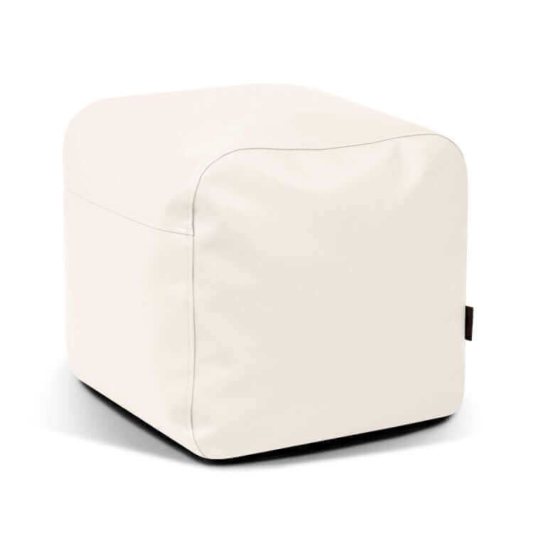 El Pouf Plus 50 Outside es un puf blanco en forma de cubo con bordes redondeados y una superficie suave y lisa, que ofrece un cómodo asiento para exteriores. Su diseño versátil realza cualquier espacio. Se muestra sobre un fondo blanco liso.