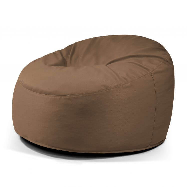 El Foam Bean Bag OM 110 Barcelona es un sillón redondo de color marrón con una superficie suave y acolchada, que proporciona un asiento confortable sobre un fondo blanco.