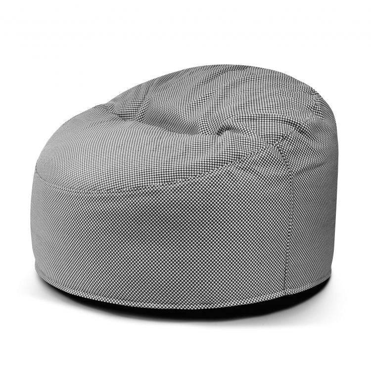 Un redondo, gris y blanco Foam Bean Bag Om 85 Capri diseñado para uso al aire libre se sienta en un fondo blanco.