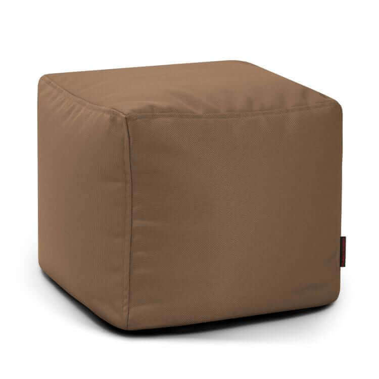El Puff cuadrado de tejido ignífugo 45×45×40 cm UP PROFUSE es un asiento compacto y cómodo para dormitorio o salón, con diseño de costuras visibles y acabado marrón, ideal para tu hogar.
