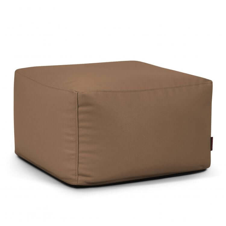 El SOFTBOX PROFUSE es un compacto puf cuadrado marrón (70×70×40 cm) de tela lavable e ignífuga, ideal para sentarse cómodamente en el interior.