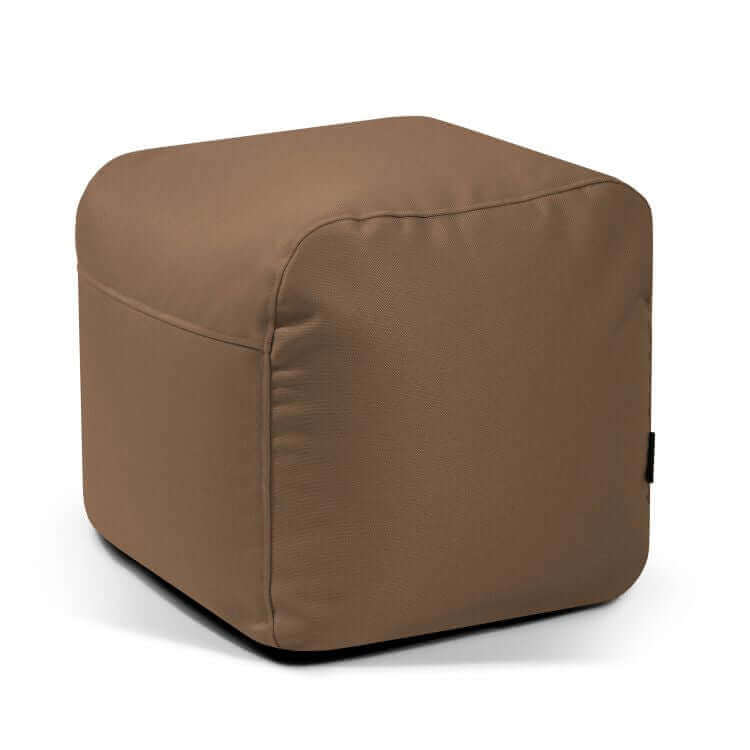 El PLUS 50 PROFUSE es un moderno puf cuadrado de tejido ignífugo suave (50×50×35 cm), ideal para dormitorio o cualquier espacio contemporáneo, que combina estilo y comodidad en un diseño compacto. Se muestra sobre fondo blanco.