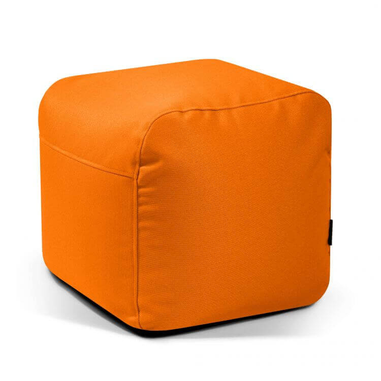 Un puf cuadrado de tejido ignífugo suave de color naranja brillante de 50×50×35 cm PLUS 50 PROFUSE añade un asiento elegante y compacto a tu espacio sobre un fondo blanco.