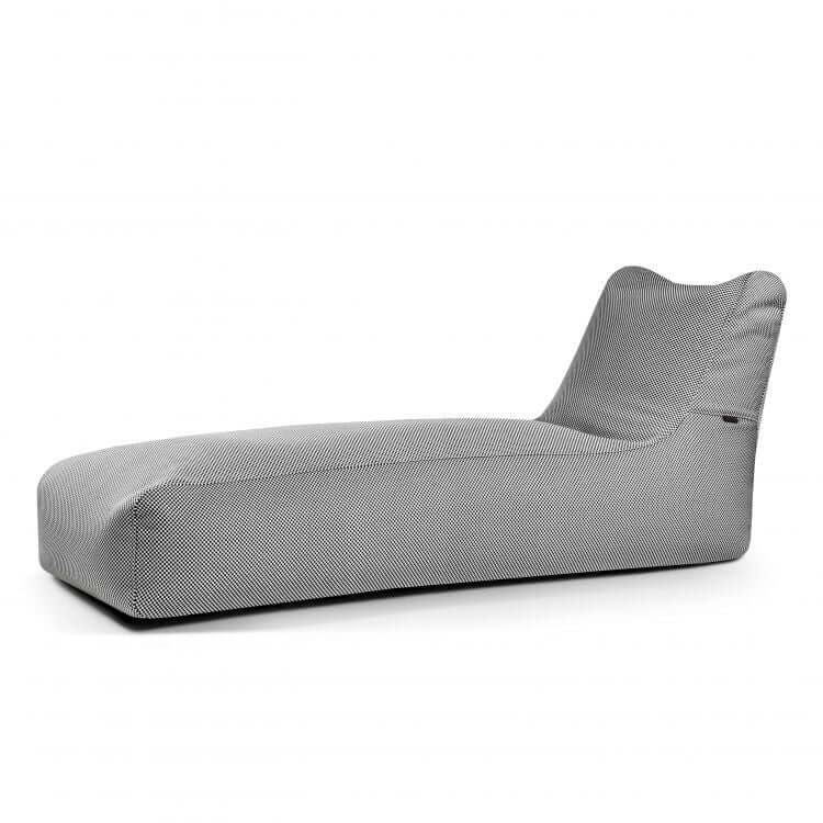 El Bean bag Sunbed Capri - uso exterior es una moderna chaise lounge gris de diseño bajo y minimalista y tejido texturizado, inspirada en los relajados estilos bean bag, que se muestra sobre un fondo blanco liso.