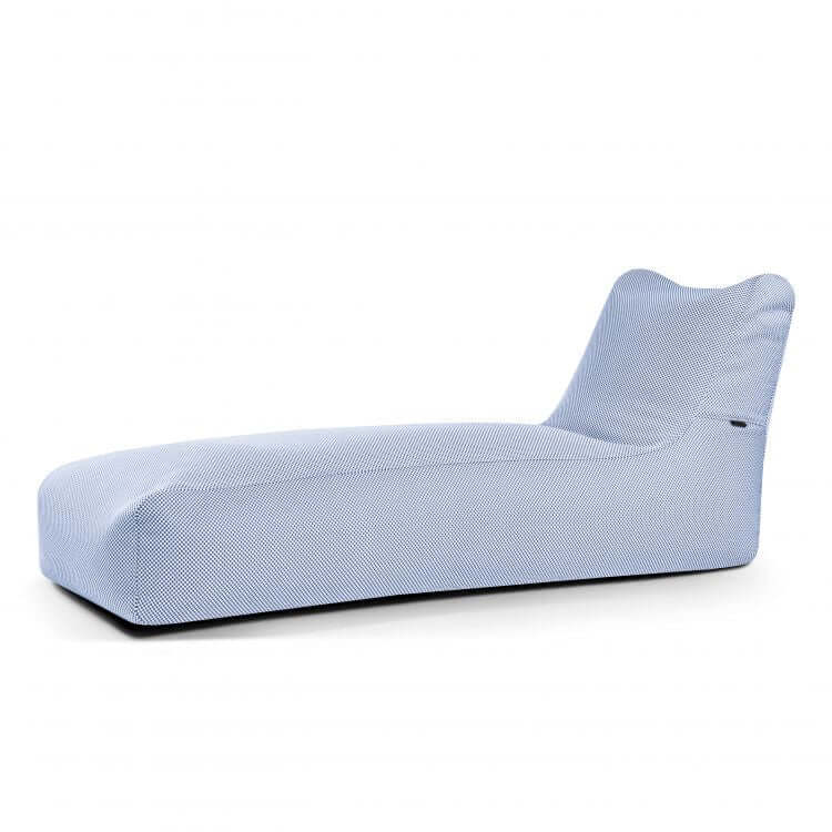 El Bean bag Sunbed Capri - uso exteriores es un moderno chaise lounge de color azul claro con una base rectangular baja y un respaldo ligeramente elevado, inspirado en el relajado estilo puf tipo tumbona, que se muestra sobre un fondo blanco liso.