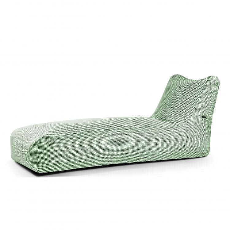 La tumbona Bean bag Capri - uso exterior es una moderna tumbona chaise lounge de color verde claro con tejido texturizado y diseño bajo, ideal como mobiliario exterior chic o como alternativa elegante a la tradicional tumbona bean bag.