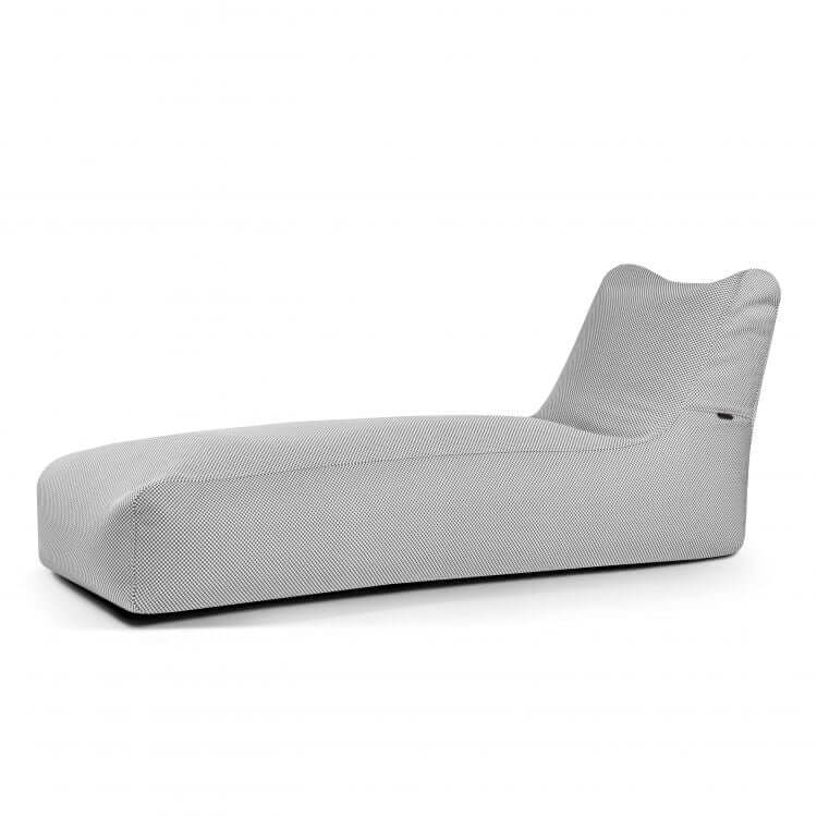 La tumbona Bean bag Capri - uso exterior es una tumbona moderna de color gris claro con un respaldo curvado bajo y un diseño minimalista, perfecta para muebles de exterior contemporáneos. Se muestra sobre un fondo blanco liso.