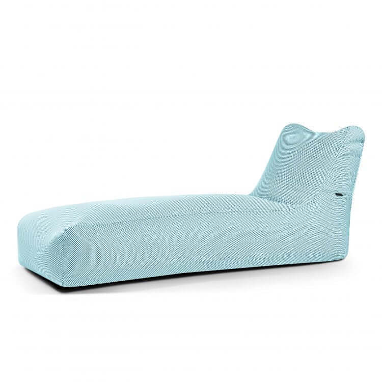 La Bean bag Sunbed Capri - uso exteriores es una moderna chaise lounge de color azul claro con un perfil bajo, suave tejido texturizado y un respaldo ligeramente elevado, ideal para espacios de exterior elegantes y contemporáneos.