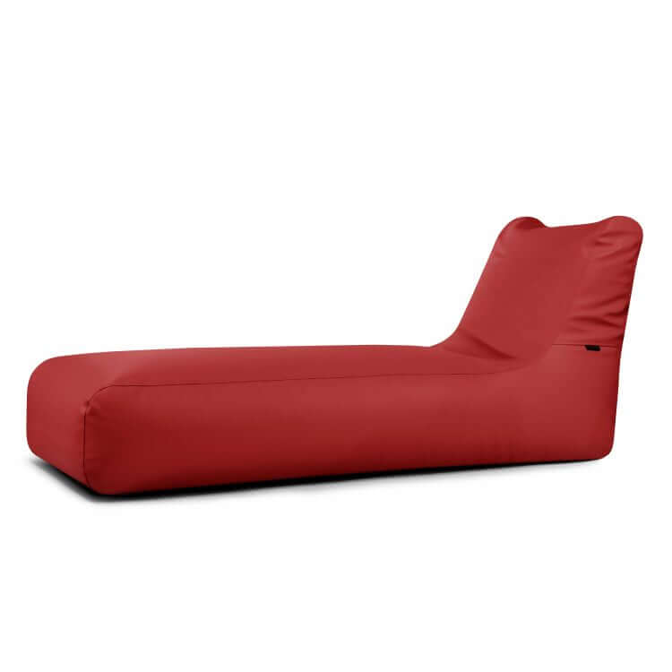 La Bean Bag Sunbed Outside - uso exterior es una moderna tumbona roja con un asiento bajo y rectangular y un respaldo en ángulo, perfecta para relajarse con estilo al aire libre, mostrada sobre un fondo blanco liso.