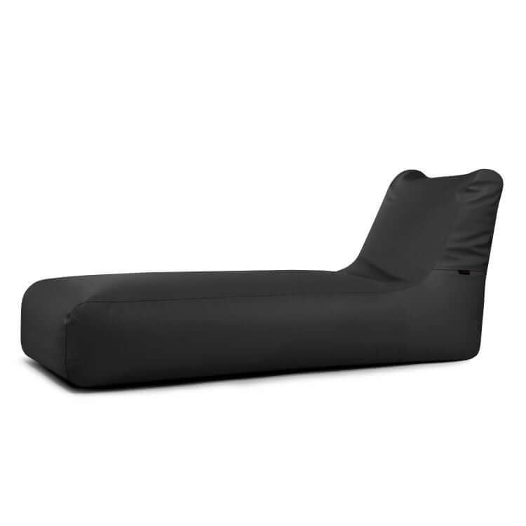 El Bean Bag Sunbed Outside - uso exterior presenta un exterior negro y moderno con forma rectangular y respaldo ligeramente elevado, elegantemente colocado sobre un fondo blanco liso.