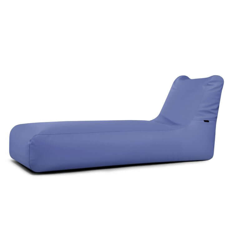 La Bean Bag Sunbed Outside - uso exterior es una moderna tumbona de exterior de color azul y respaldo alto, presentada sobre un fondo blanco liso.
