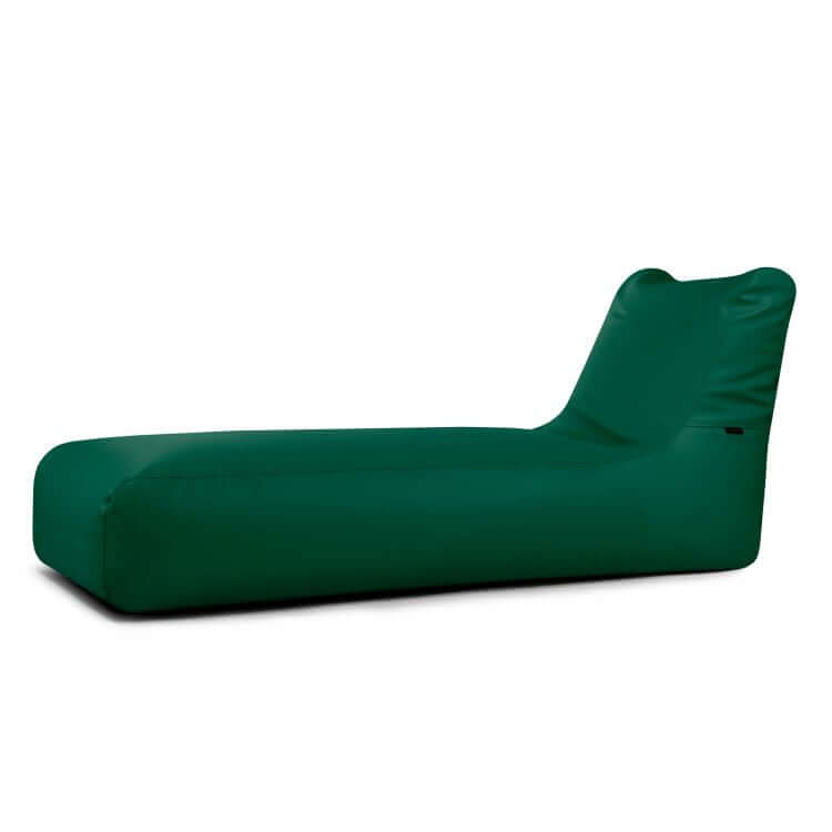 La Bean Bag Sunbed Outside - uso exterior es una moderna chaise longue puff verde con respaldo ligeramente elevado, perfecta para relajarse al aire libre y que se muestra sobre un fondo blanco.