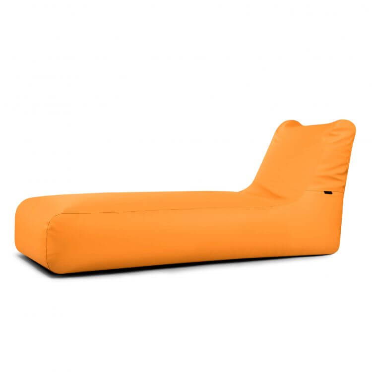 La Bean Bag Sunbed Outside - uso exterior es una moderna chaise longue de color naranja brillante con respaldo reclinable y diseño minimalista, perfecta para espacios al aire libre y mostrada sobre un fondo blanco liso.