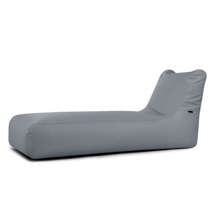La Bean Bag Sunbed Outside es una chaise longue gris de estilo moderno con asiento bajo acolchado y respaldo en ángulo, perfecta para relajarse al aire libre con estilo.