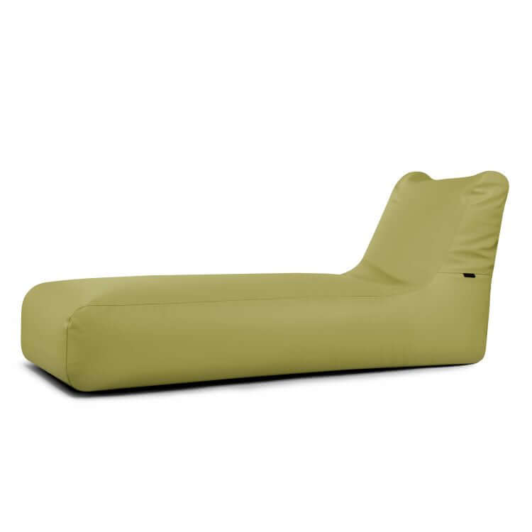 El Bean Bag Sunbed Outside - uso exterior presenta un moderno diseño verde claro con respaldo inclinado y estilo minimalista, perfecto para descansar al aire libre, sobre un fondo blanco liso.