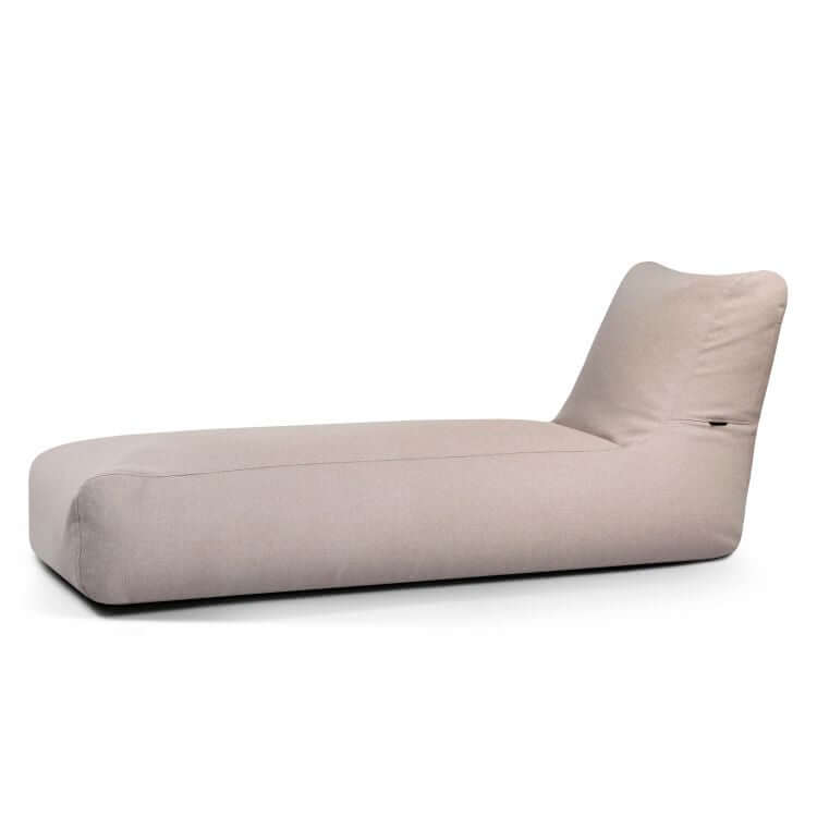 La tumbona Bean Bag Riviera es una moderna tumbona de color beige claro, de perfil bajo y diseño suave y minimalista, ideal como mobiliario exterior para relajarse al aire libre.