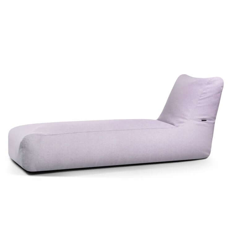 La tumbona Bean Bag Riviera - uso exterior es una moderna tumbona tapizada de color gris claro con un diseño bajo y minimalista y un respaldo en ángulo, que se muestra sobre un fondo blanco.