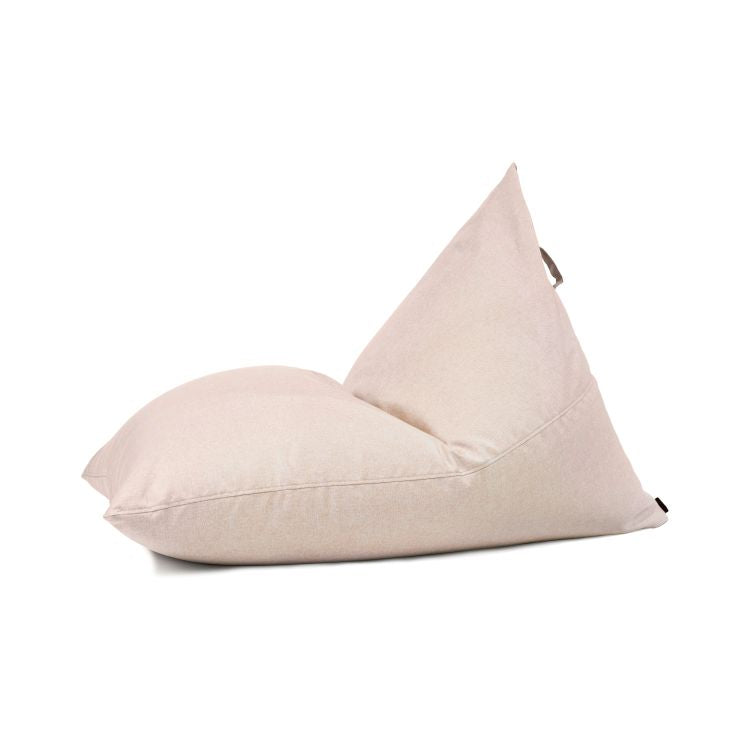 Un puff RAZZMATAZZ RIVIERA (155×120×95 cm) triangular de color beige con tejido hidrófugo y antimanchas se muestra de perfil sobre un fondo blanco.
