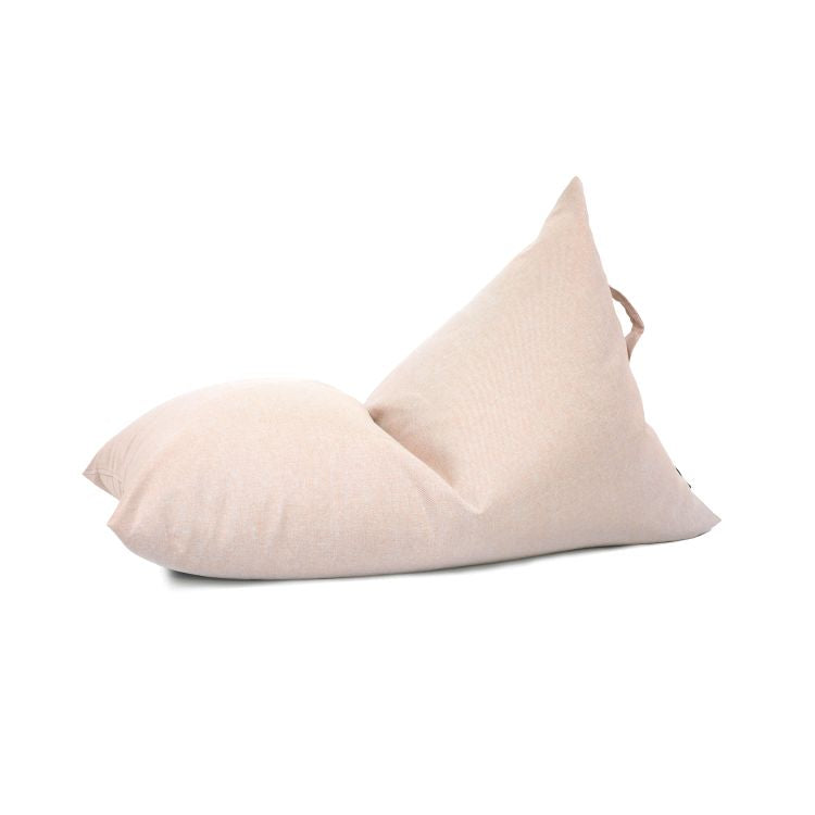 Un Bean bag puff infantil de tela antimanchas beige 75×110×65 cm -moderno- exterior- RAZZY RIVIERA con forma triangular y asa trasera, mostrado sobre fondo blanco.