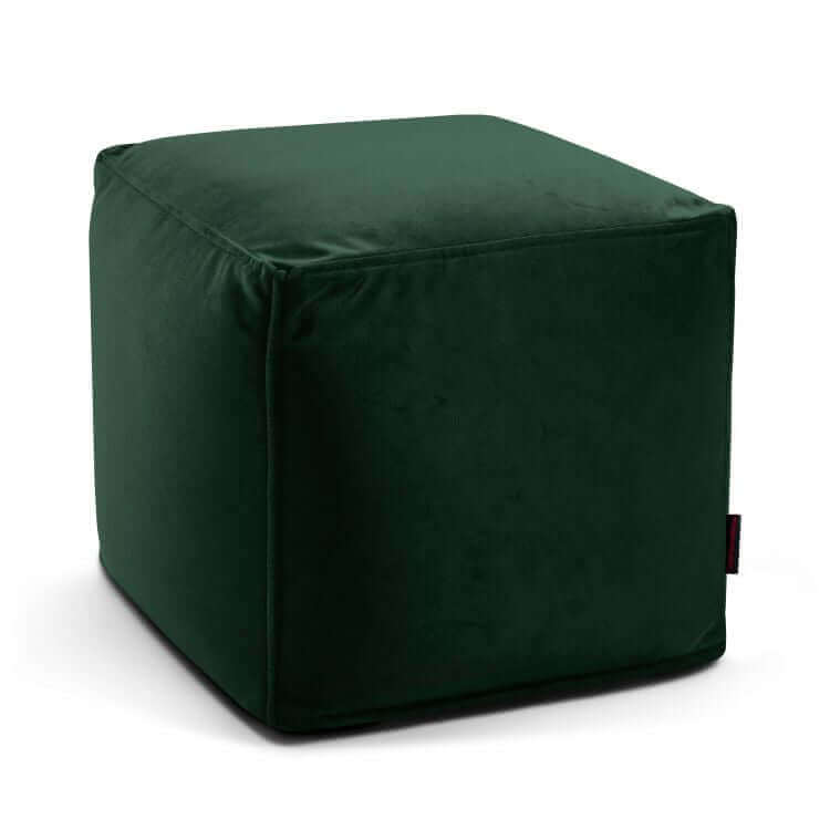 Un Puff cuadrado de terciopelo 45×45×40 cm - compacto - UP BARCELONA, de color verde oscuro, ideal para dormitorio o salón, con una textura de terciopelo suave y duradera, se muestra sobre un fondo blanco liso.