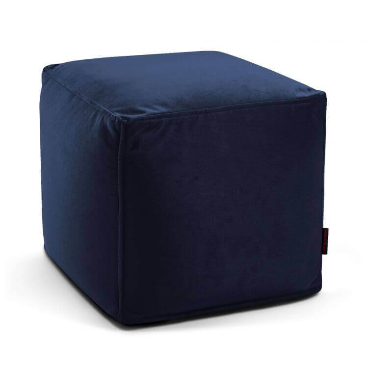 El Puff cuadrado de terciopelo 45×45×40 cm UP BARCELONA, compacto y elegante, es ideal para dormitorio o salón. Tapizado en terciopelo azul marino, aporta confort y estilo a cualquier ambiente. Fotografiado sobre fondo blanco.