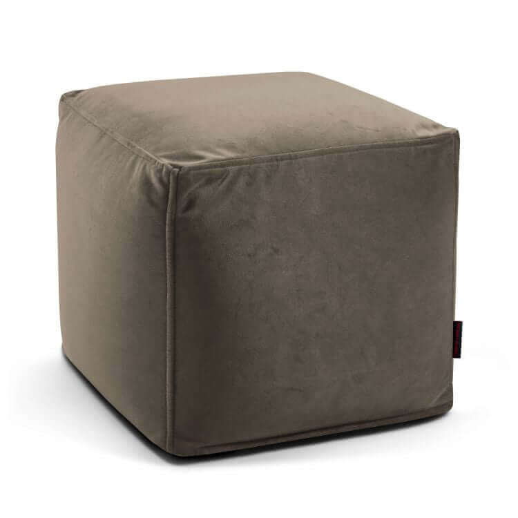 Se muestra un Puff cuadrado de terciopelo 45×45×40 cm - compacto - dormitorio o salón - UP BARCELONA gris con superficie lisa y costuras visibles sobre fondo blanco liso.