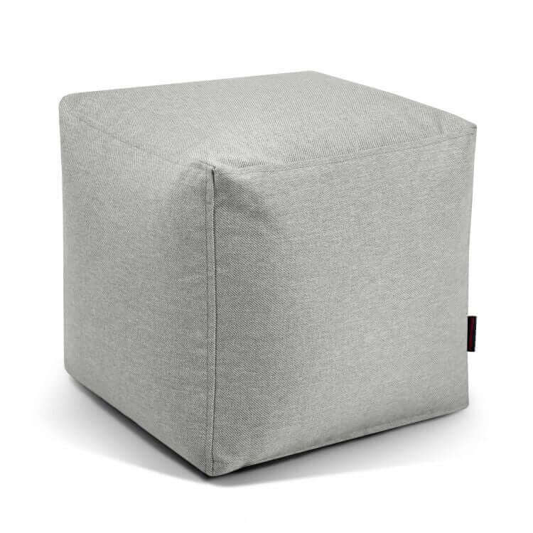 ¡El puf Up! Riviera - uso exteriores es una otomana cúbica de tela gris claro, mostrada sobre un fondo blanco, que añade elegancia y sirve como asiento versátil para cualquier habitación.