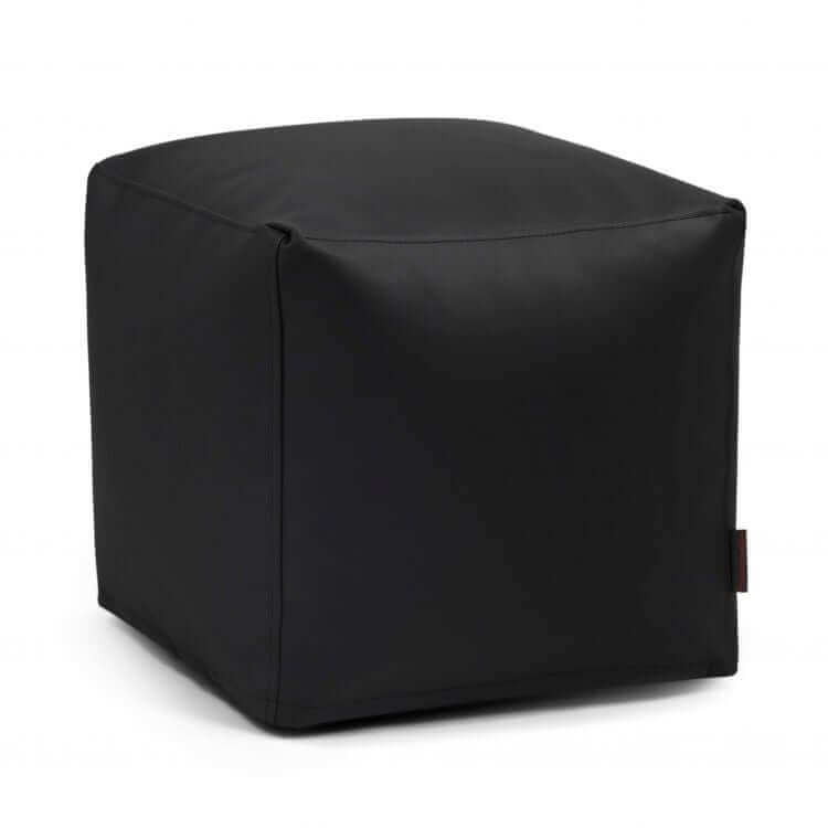 ¡El puf Up! Outside - uso exterior es una otomana negra en forma de cubo que presenta un exterior de puf liso con sutiles costuras, sobre un fondo blanco liso.