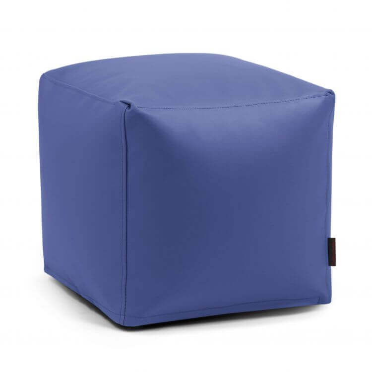 ¡El puf Up! Outside - uso exterior es una otomana azul en forma de cubo con tejido liso y una pequeña etiqueta lateral negra, que se muestra sobre fondo blanco.