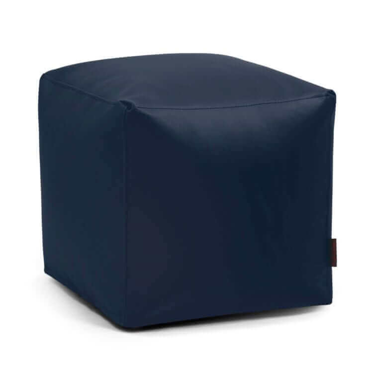 ¡El puf Up! Outside - uso exteriores es una otomana ergonómica en forma de cubo, de color azul marino y tapizado liso, que se presenta sobre un fondo blanco.