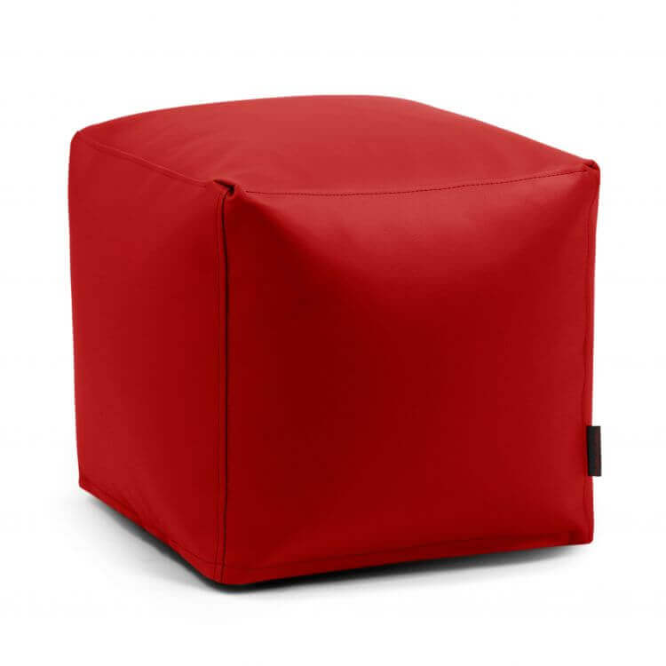 ¡El puf Pouf Up! Outside - uso exterior es una otomana roja en forma de cubo con superficie lisa, sobre fondo blanco.