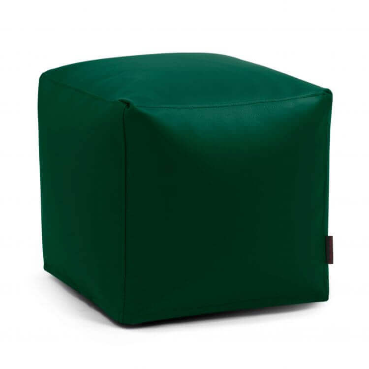 ¡El puf Up! Outside - uso exterior es una otomana verde en forma de cubo con un exterior liso similar al cuero y una pequeña etiqueta lateral negra.