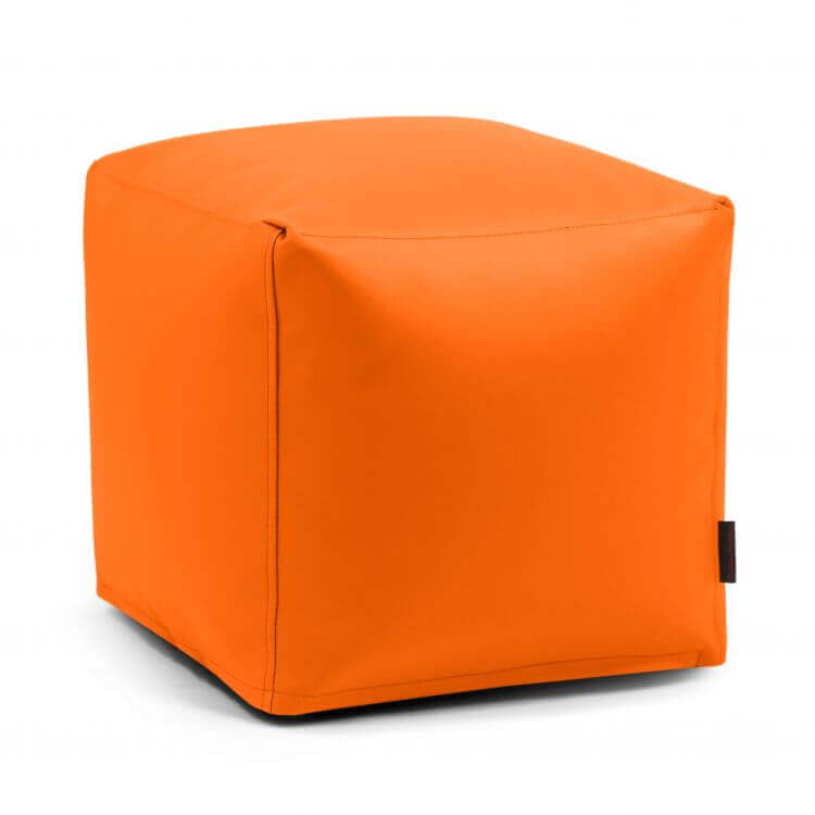 ¡El puf Up! Outside - uso exterior es un puf cuadrado de color naranja brillante con tejido liso resistente al agua y costuras visibles, ideal como asiento ergonómico en cualquier patio. Se muestra aquí sobre un fondo blanco liso.