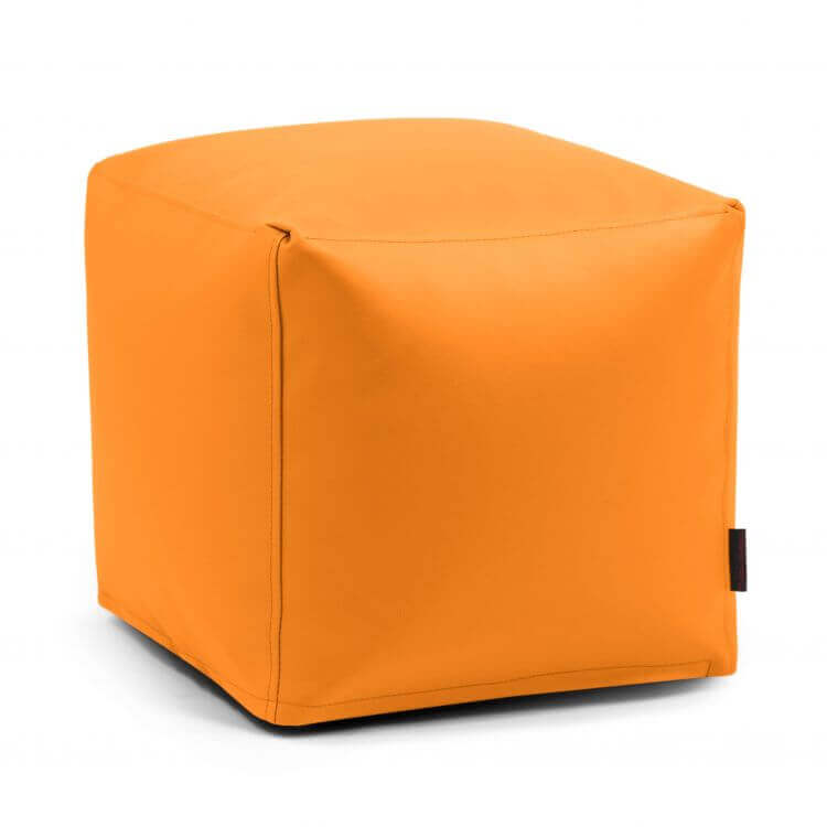 ¡El puf Up! Outside - uso exterior es una otomana cuadrada de color naranja con un suave exterior abullonado y bordes suavemente redondeados, que se muestra sobre un fondo blanco liso.