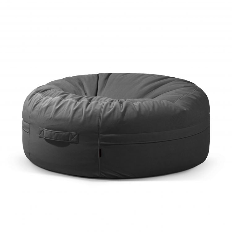 El Puff gigante redondo de terciopelo 135×135×50 cm ROLL 135 BARCELONA, en gris oscuro, con asa lateral y asiento ergonómico, se presenta sobre un fondo blanco.