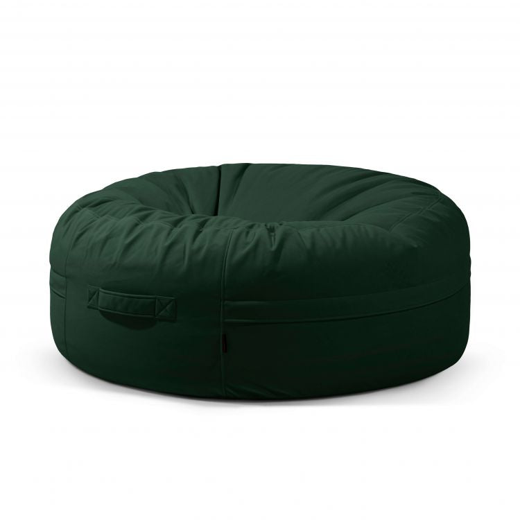 A verde oscuro, redondo Puff gigante redondo de terciopelo 135×135×50 cm ROLL 135 BARCELONA con asa, asiento ergonómico y diseño moderno, mostrado sobre un fondo blanco.