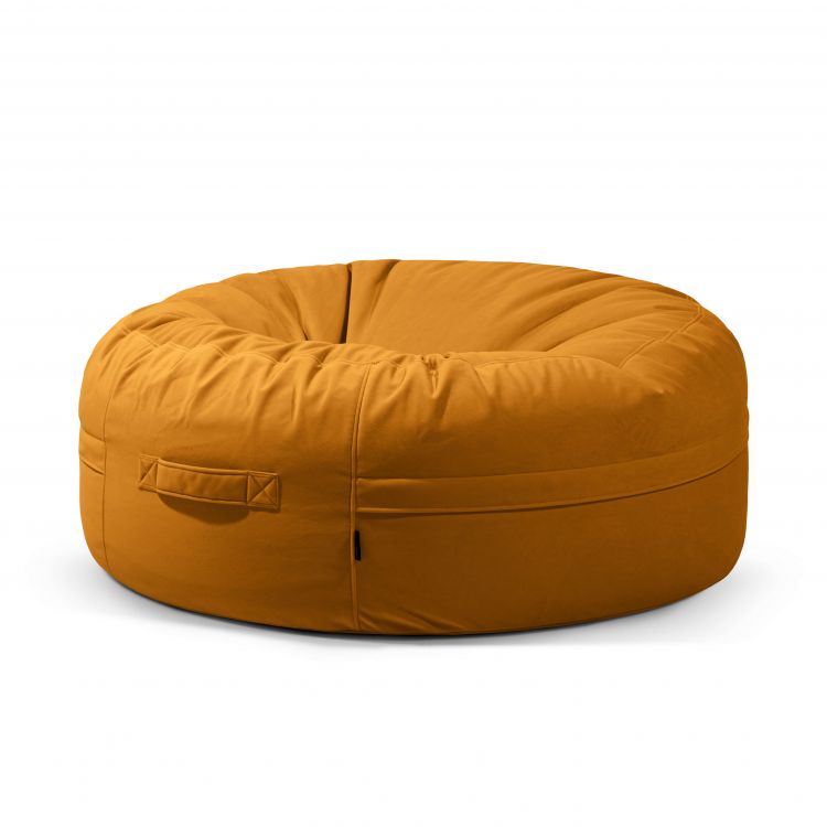 Redondo, amarillo mostaza Puff gigante redondo de terciopelo 135×135×50 cm ROLL 135 BARCELONA con asa lateral, este moderno asiento ofrece estilo y comodidad para su salón, mostrado sobre un fondo blanco.