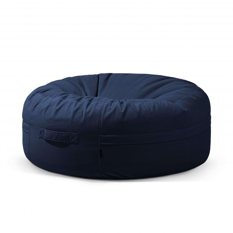 Un gran Puff gigante redondo de terciopelo 135×135×50 cm - moderno - salón - ROLL 135 BARCELONA con asa lateral sobre fondo blanco, perfecto para añadir un estilo moderno a cualquier espacio.